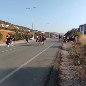 Seferihisar Belediyesi Okul Durağı, Yaya Geçidi, Üst Geçit Ve Işık Olmaması