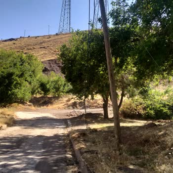 Türk Telekom Direklerdeki Kablolar Bağlatılmıyor.