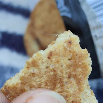 Eti Gıda Bisküvide Kıl Veya Plastik Parçası
