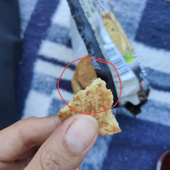 Eti Gıda Bisküvide Kıl Veya Plastik Parçası