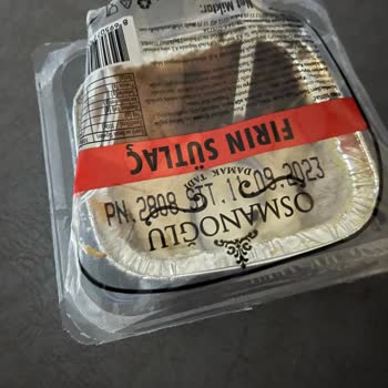 BİM'de Satılan Sütlacın İçinden Fare Pisliği Çıkıyor