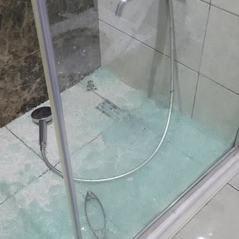 Jolly Tur 4 Yaşındaki Kızımın Üzerine Banyo Camı Patladı