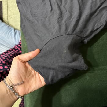 DeFacto Tişörte Geçmeyen Leke