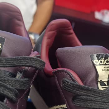 Adidas Marka Superstar Ayakkabı Etiket Yırtılması
