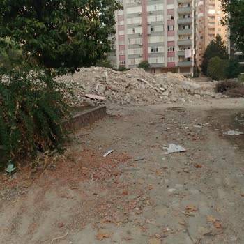 Adana Valiliği Huzurevleri Mahallesi Molozların Gitmemesi