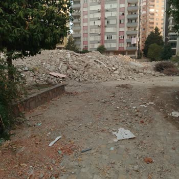 Adana Valiliği Huzurevleri Mahallesi Molozların Gitmemesi