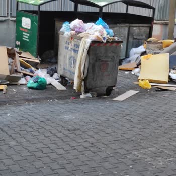 İbb - İstanbul Büyükşehir Belediyesi Çöp Konteynerlerinin Dolu Olması Ve Çevrenin Pis Olması