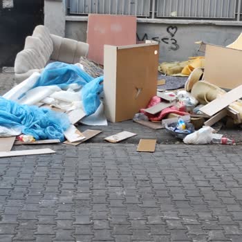 İbb - İstanbul Büyükşehir Belediyesi Çöp Konteynerlerinin Dolu Olması Ve Çevrenin Pis Olması