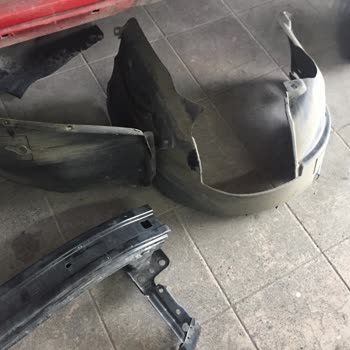 Şok Marketler Şok Marketin Yıkık Tabela Direği Yüzünden Aracıma Hasar Verildi