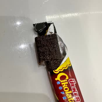 Küflenmiş Ülker Bitter Çikolatalı Gofret