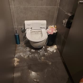 Kötü Ötesi Tuvaletler, Çakıroğlu Shell İstasyonu