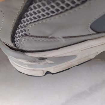 Pull And Bear Koşu Ayakkabısı Yanlardan Açıldı.