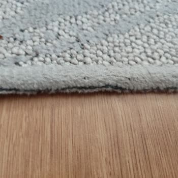 Şiraz Halı Çalışanların Konuşma Tarzı Ve Kilimde Overlok Kısmınında Yırtılma Ve