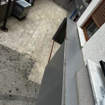 BİM Araçlarının Balkonlara Çarpıp Geçmesi