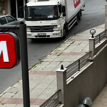 BİM Araçlarının Balkonlara Çarpıp Geçmesi