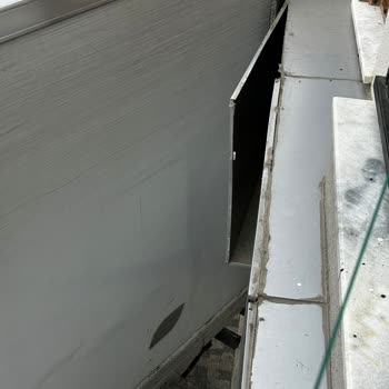 BİM Araçlarının Balkonlara Çarpıp Geçmesi