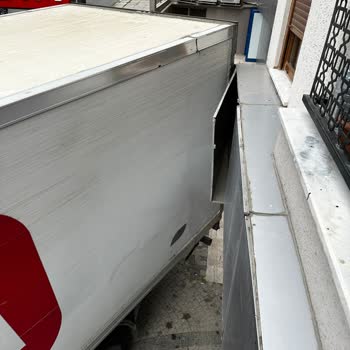 BİM Araçlarının Balkonlara Çarpıp Geçmesi