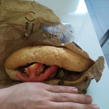 Köfteci Yusuf Tam Ekmek Köfte Söyledim, Ufacık Ekmek Geldi