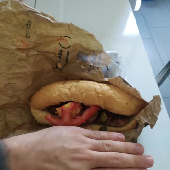 Köfteci Yusuf Tam Ekmek Köfte Söyledim, Ufacık Ekmek Geldi