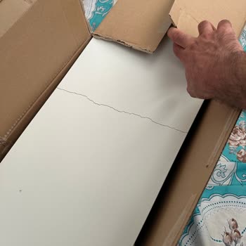 IKEA Kitaplığın Yan Parçaları Ortadan Kırılmış