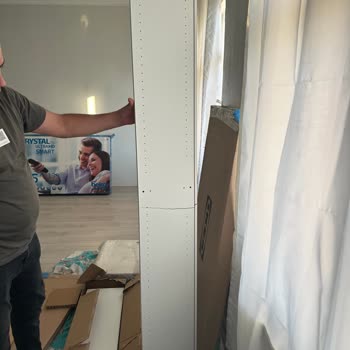 IKEA Kitaplığın Yan Parçaları Ortadan Kırılmış