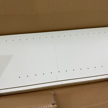 IKEA Kitaplığın Yan Parçaları Ortadan Kırılmış