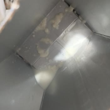 Burdan Süt Ve Süt Ürünleri Sut Kutularının Dibinden Tortular Çıkması