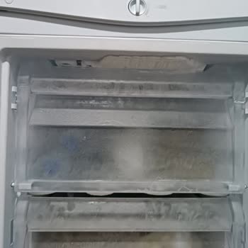 Uğur Soğutma Derin Dondurucuda Buzlanmanın Kapak Dışına Taşması