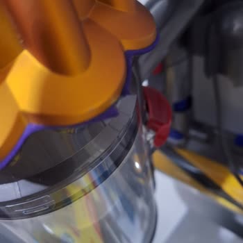 Dyson V12 Kablosuz Süpürge Mor Silikonları Soyuluyor