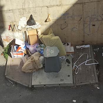 Pendik Belediyesi Çöpler Alınmadığı İçin Çöpler Sokağa Bırakılıyor.