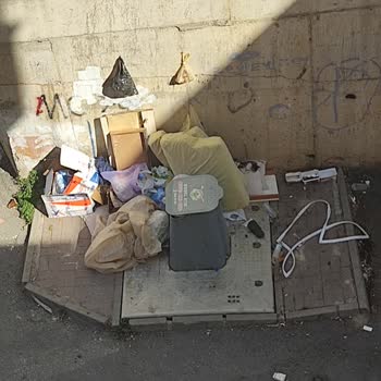 Pendik Belediyesi Çöpler Alınmadığı İçin Çöpler Sokağa Bırakılıyor.