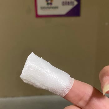 Gratis Tırnak İşlemi Esnasında Kesilen Deri