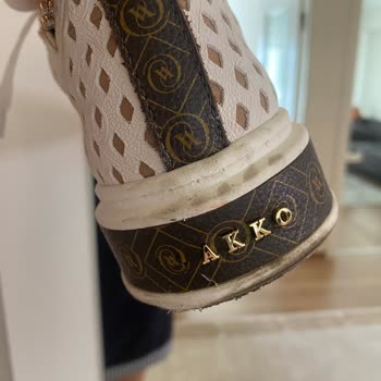 Vakko Ayakkabı Dökülüyor, Sararıyor