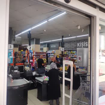 Onur Market Yeterli Personelle Hizmet
