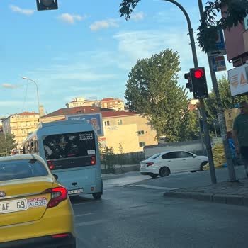 İstanbul Minibüsçüler Odası Kırmızı Işıkta Geçen Dolmuşçu