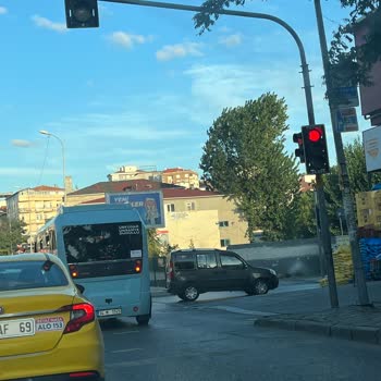 İstanbul Minibüsçüler Odası Kırmızı Işıkta Geçen Dolmuşçu