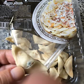 Migros Mantı-ye Bolu Üçgen Mantı Ürünü Küflenmiş.