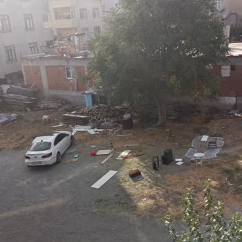 Küçükçekmece Belediyesi Şahsın Attığı Molozları Temizlemesi Talebi