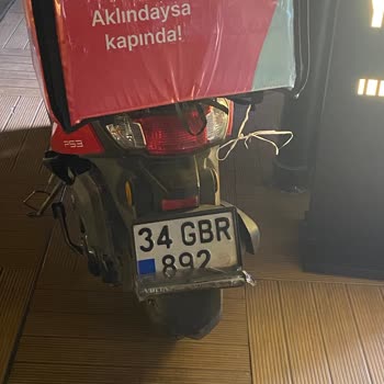 Yemeksepeti Motor Kurye Kaldırımları Kullanıyor