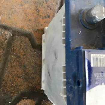 Varta Akü Akü Şişti Asit Akıttı Su Akıttı.