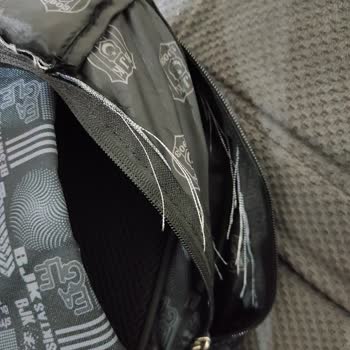 Boyner Okul Çantasının Dikişleri Attı.