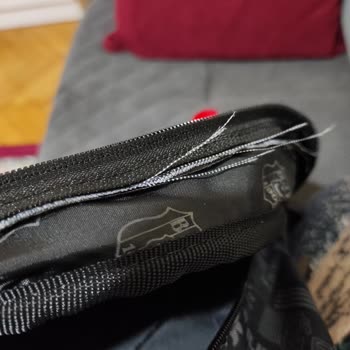 Boyner Okul Çantasının Dikişleri Attı.