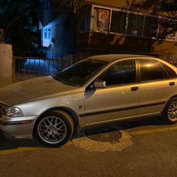 İBB - İstanbul Büyükşehir Belediyesi Apartman Bahçe Kapısının Önüne Park Edilen Araçlar.