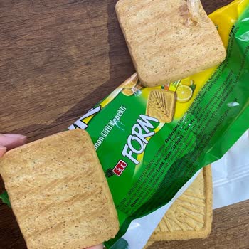 Eti Gıda Eti Form Limonlu Bisküvi İçinden Poşet Parçaları Çıktı.
