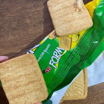 Eti Gıda Eti Form Limonlu Bisküvi İçinden Poşet Parçaları Çıktı.