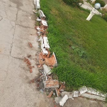 Coca-Cola Kamyonunun Sitemiz Bahçesine Verdiği Zarar