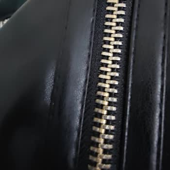 Stradivarius Kürklü Deri Mont Fermuarları Sarardı.