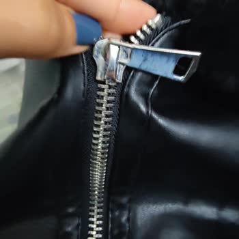 Stradivarius Kürklü Deri Mont Fermuarları Sarardı.