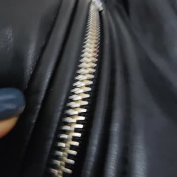 Stradivarius Kürklü Deri Mont Fermuarları Sarardı.