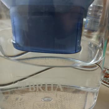 Brita Sürahi Dibinde Kum Tanecikleri Oluştu
